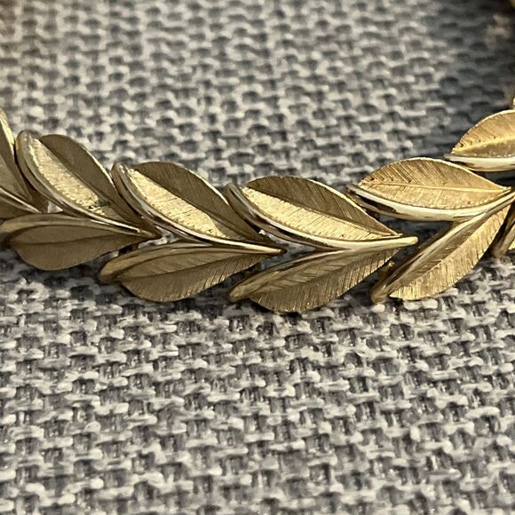 Crown Trifari Gold Tone Petal Bracelet Mid Century MCM - Picture 3 of 7